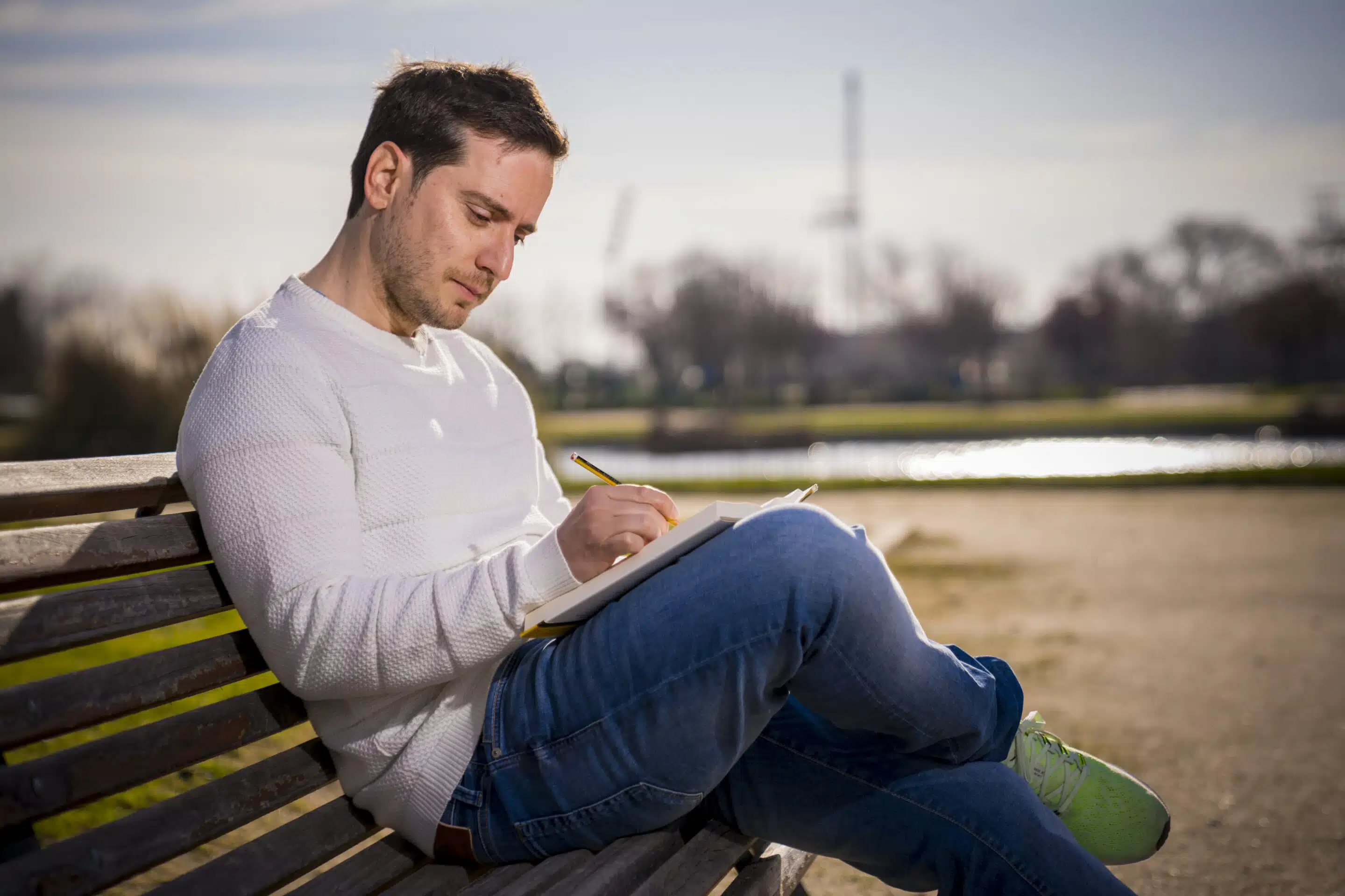 Fernando Alonso escribiendo